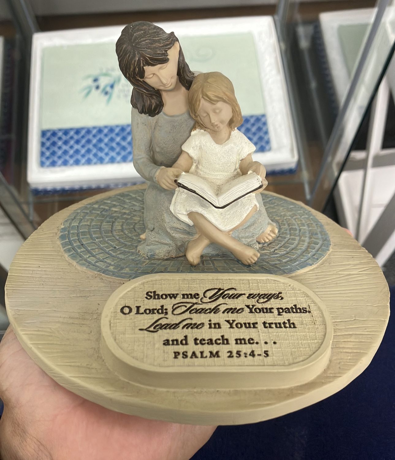 Mum with Daughter sculture cast stone Ps.