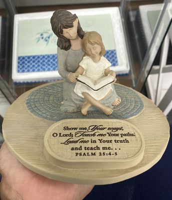 Mum with Daughter sculture cast stone Ps.