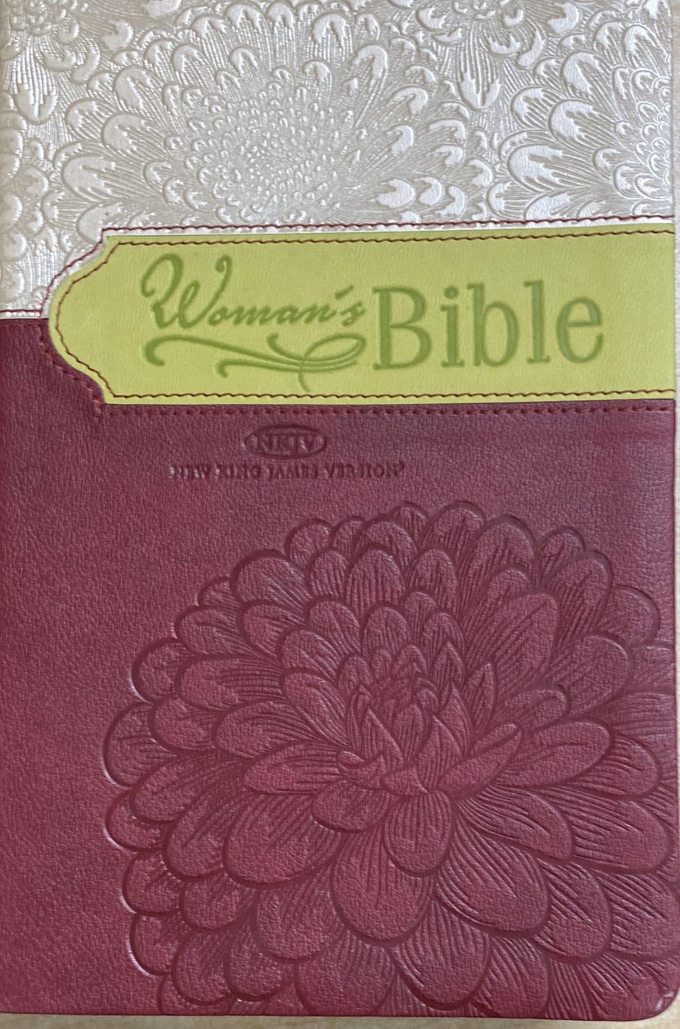 NKJV Women&#39;s Bible Cream/Burgundy