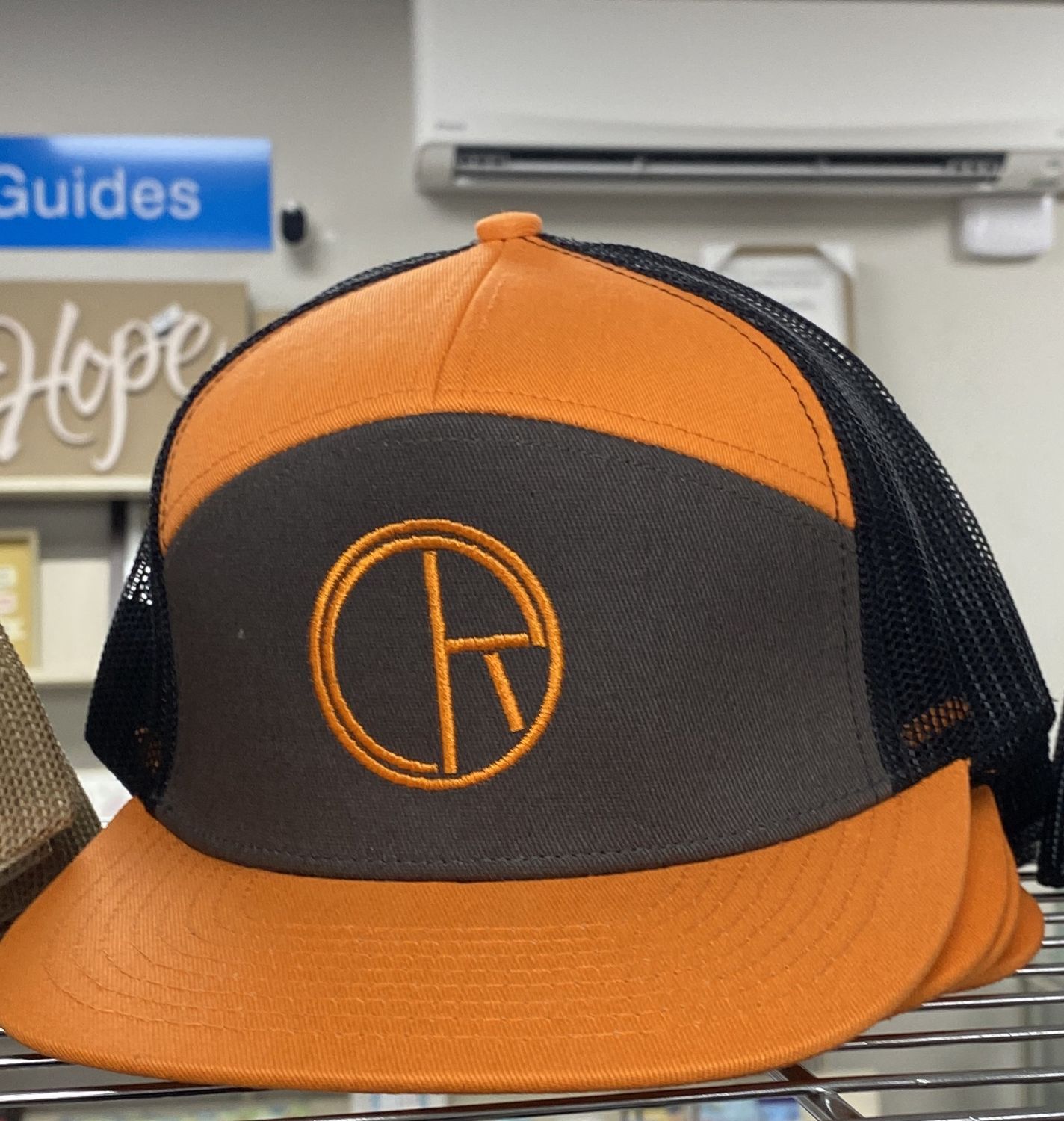 CAP SNAP BACK ORA DESIGN BLACK/ORANGE