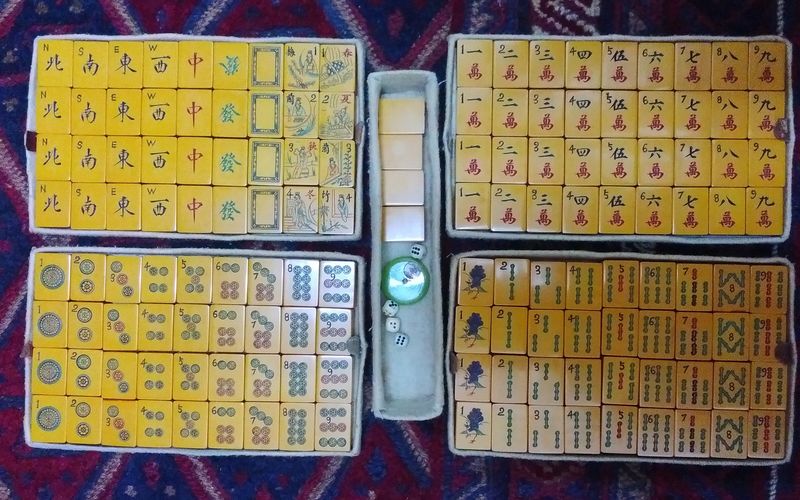 Antique butterscotch bakelite mahjong (Mah Jongg) set