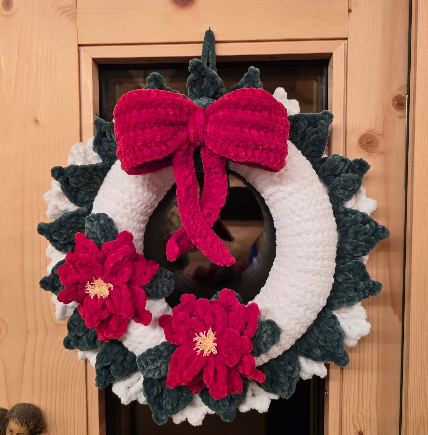 Weihnachts-Kranz mit roter Masche