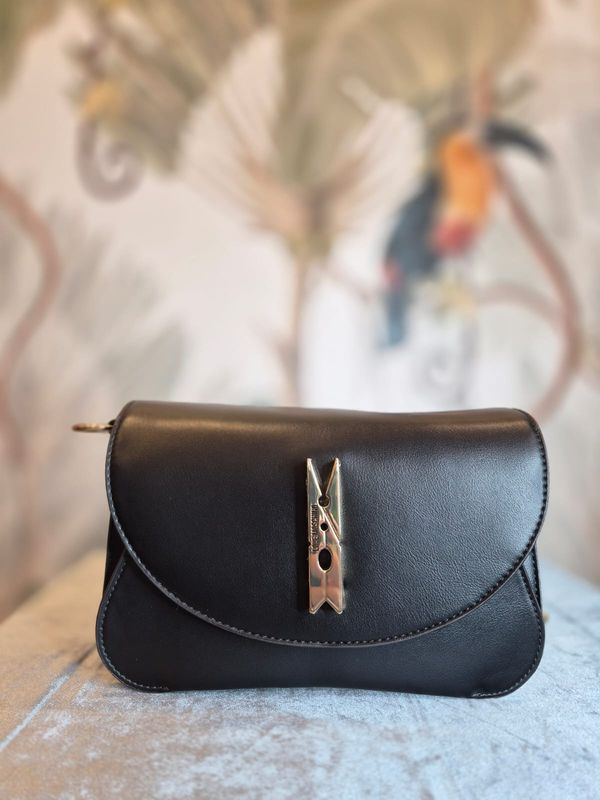 Borsa a tracolla con patta e dettaglio molletta LOVE MOSCHINO
