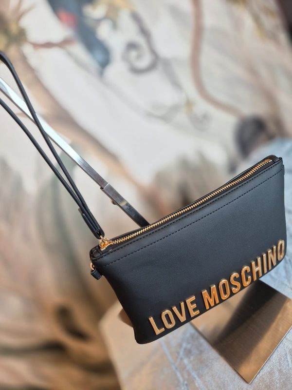 Pochette nero opaco con tracolla a catenella dorata LOVE MOSCHINO
