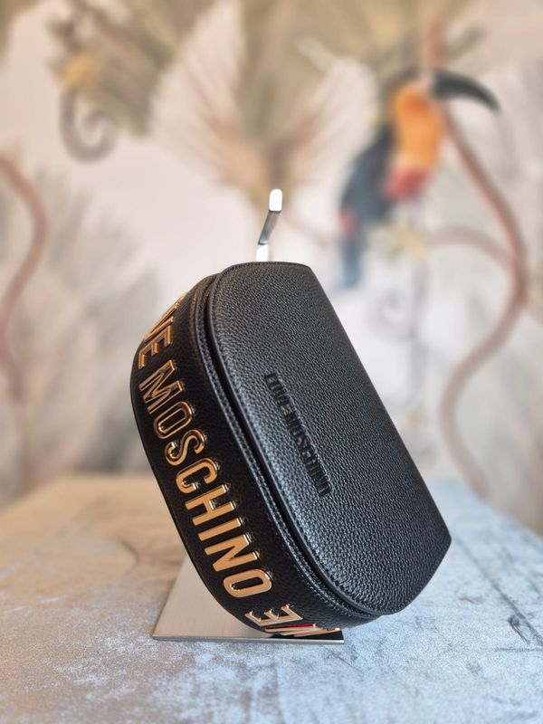 Cross body bag con patta e scritta oro LOVE MOSCHINO