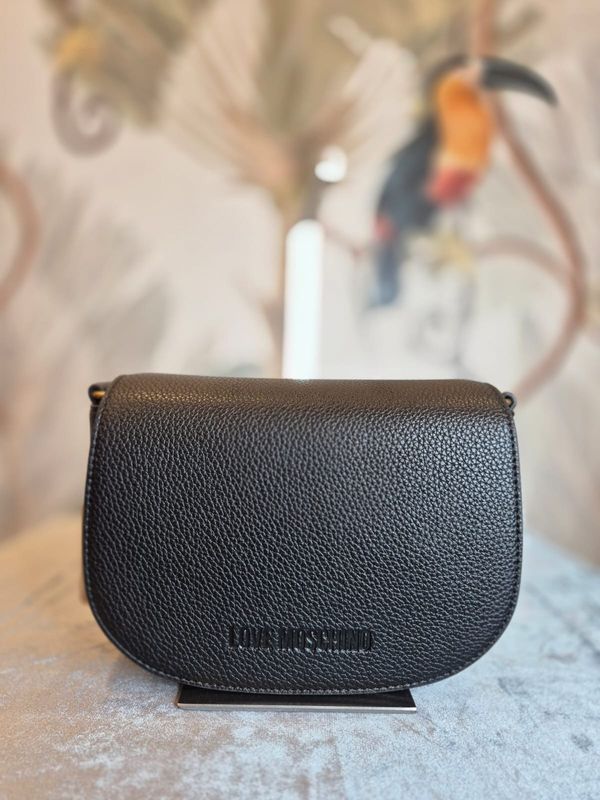 Cross body bag con patta e scritta oro LOVE MOSCHINO