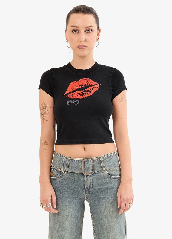 WORSHIP WOMENS KISS ME TEENY SS TEE - BLACK