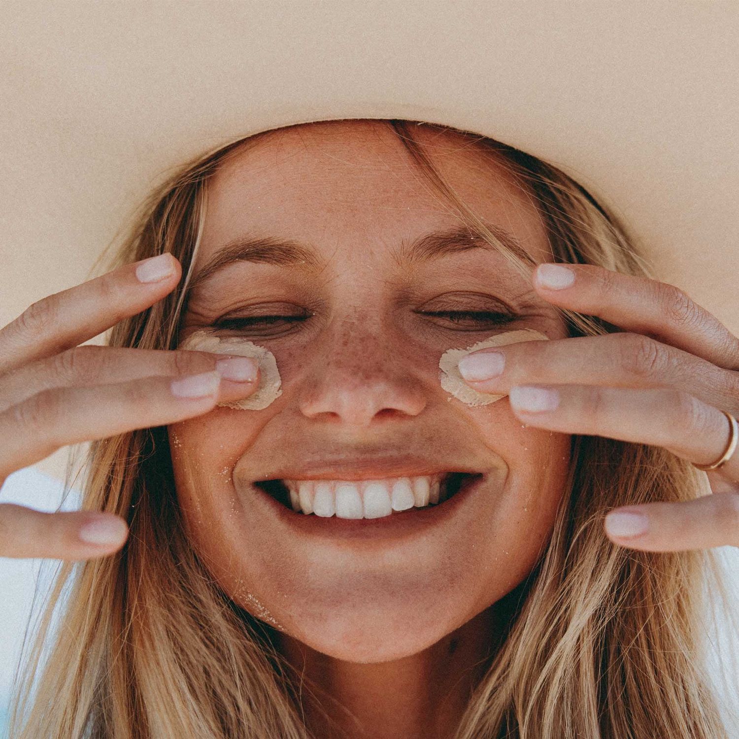 WE ARE FEEL GOOD STICKY ZINC LIGHT TINT SPF50 + 50G