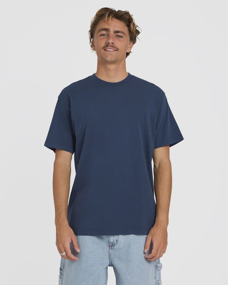 BILLABONG MENS PREMIUM WAVE WASH SS TEE - DUSTY NAVY
