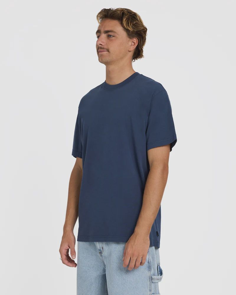BILLABONG MENS PREMIUM WAVE WASH SS TEE - DUSTY NAVY