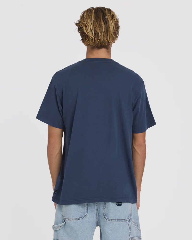 BILLABONG MENS PREMIUM WAVE WASH SS TEE - DUSTY NAVY
