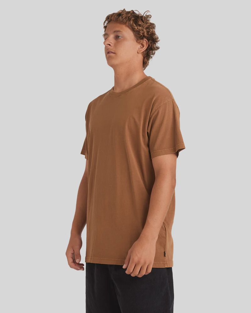 BILLABONG MENS PREMIUM WAVE WASH SS TEE - TOBACCO