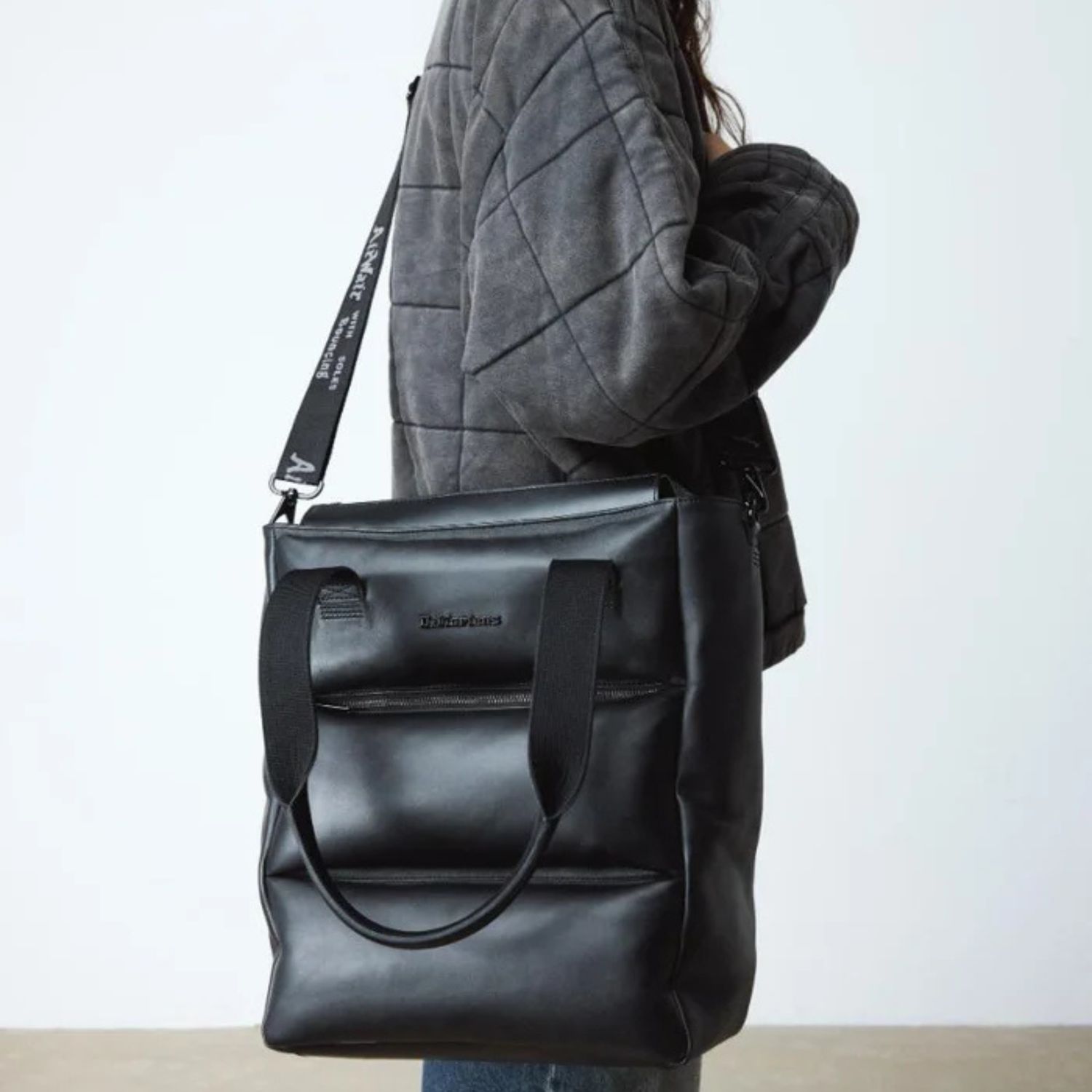 DR MARTENS TOTE BAG- BLACK SENDAL