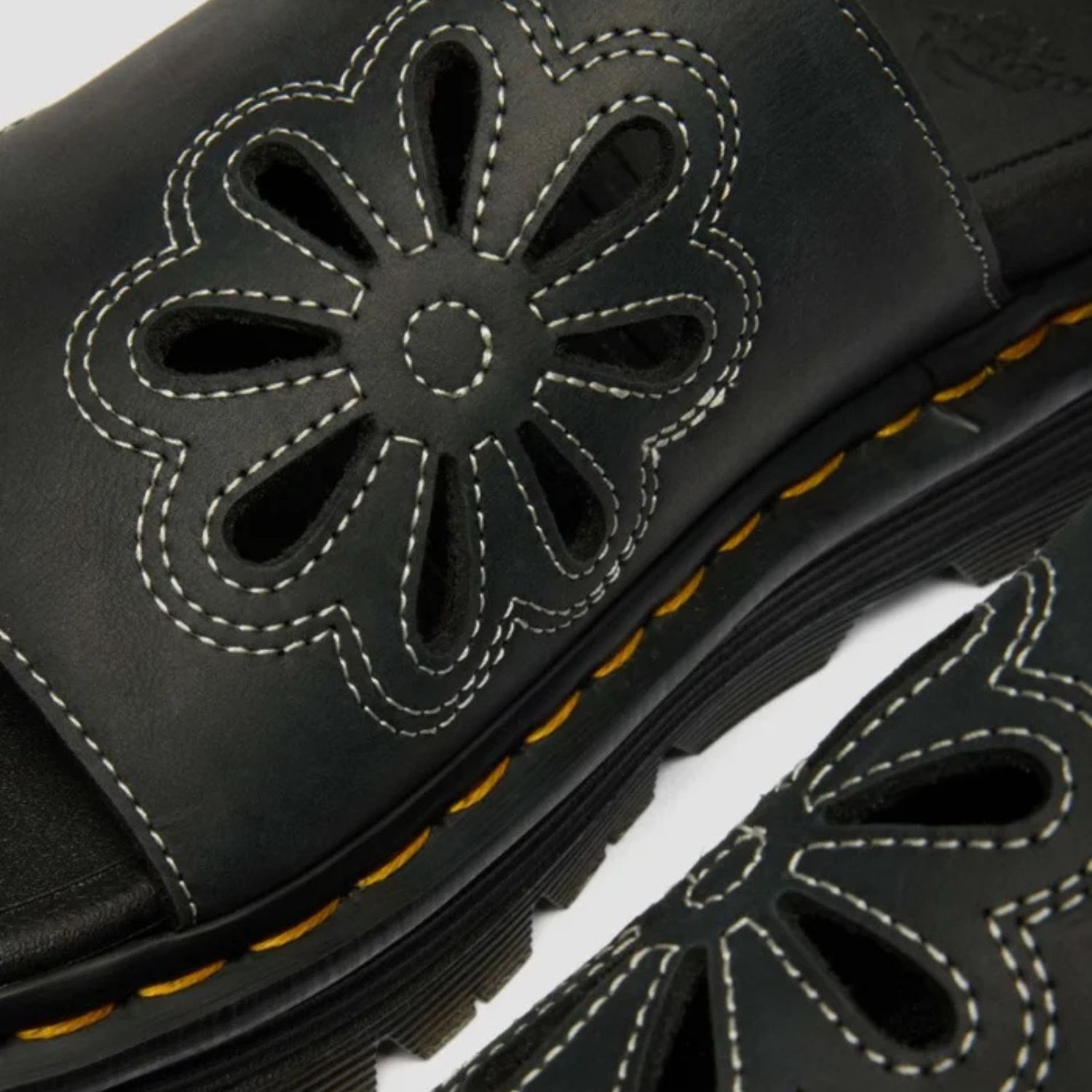 DR MARTENS ZEBZAG DUNNET FLOWER SLIDE- BLACK WYMOMING