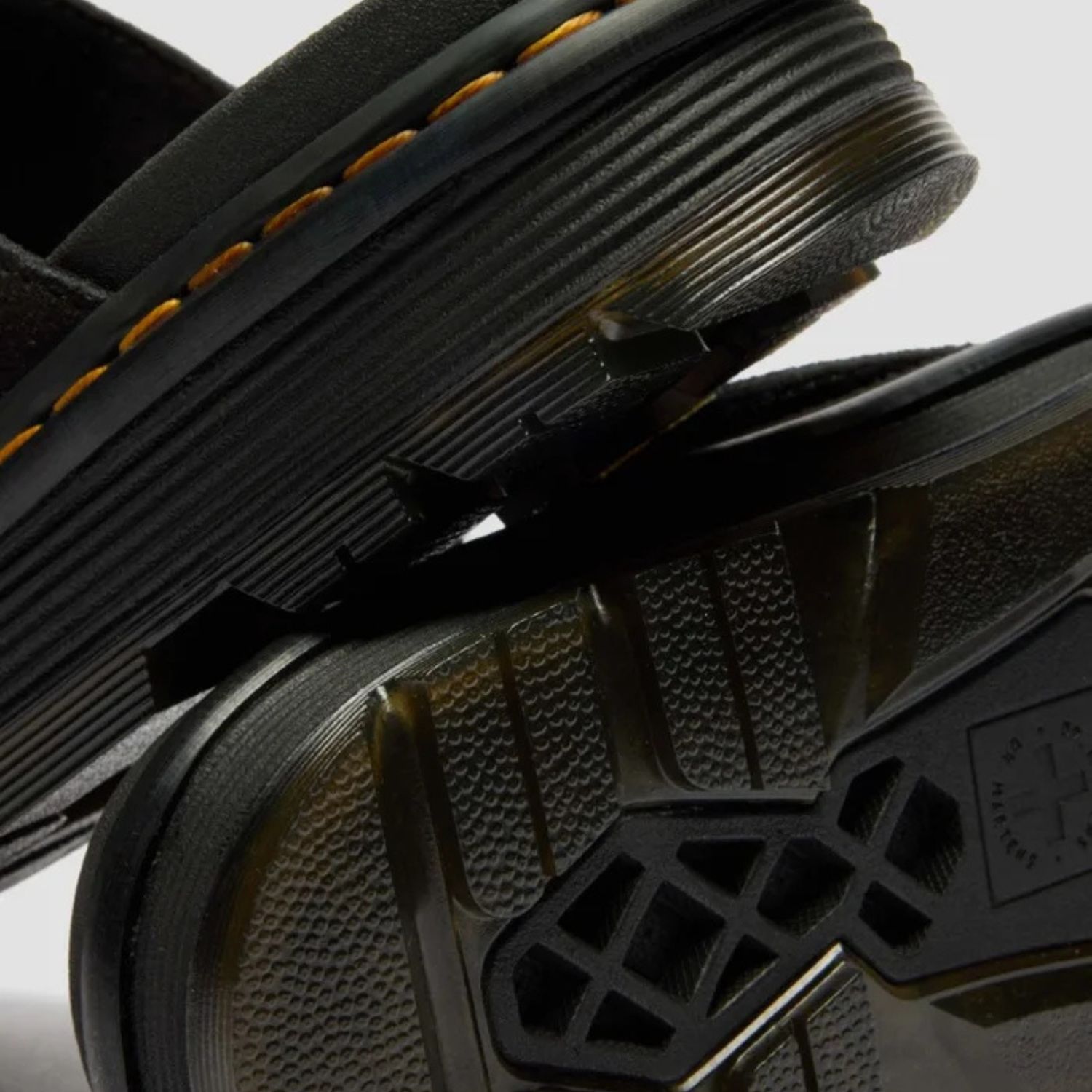 DR MARTENS ZEBZAG SLIDE SUEDE- BLACK EH SUEDE