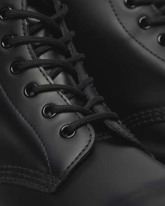DR MARTENS 1460 8 EYE BOOT - BLACK SMOOTH