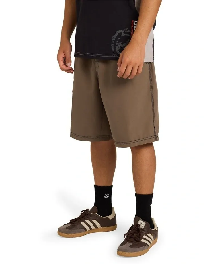 BILLABONG MENS THROW ON 22" BOARDSHORT - GRAVEL