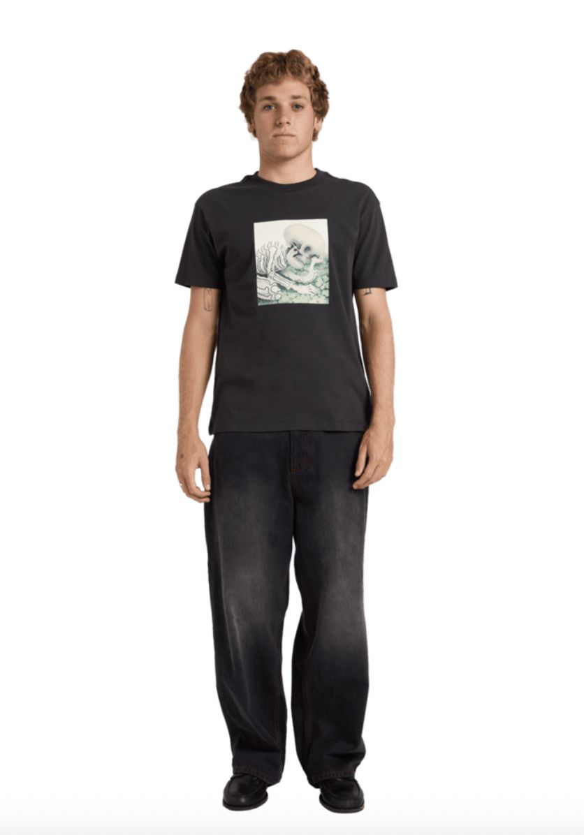 RVCA MENS SLEEPY SKELETON SS TEE - PIRATE BLACK