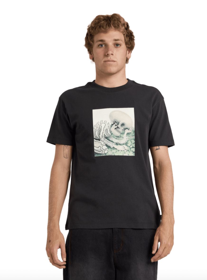 RVCA MENS SLEEPY SKELETON SS TEE - PIRATE BLACK