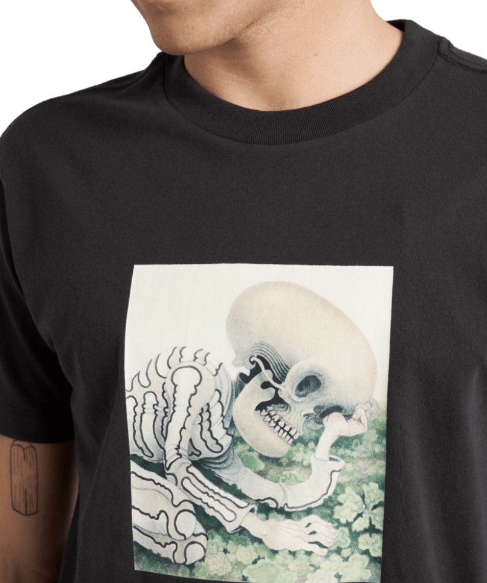 RVCA MENS SLEEPY SKELETON SS TEE - PIRATE BLACK