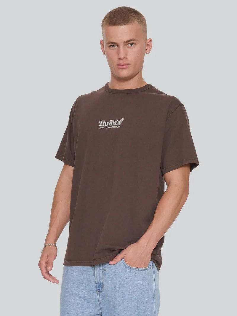 THRILLS MENS THRILLS WORKWEAR EMBRO MERCH TEE - POSTAL BROWN