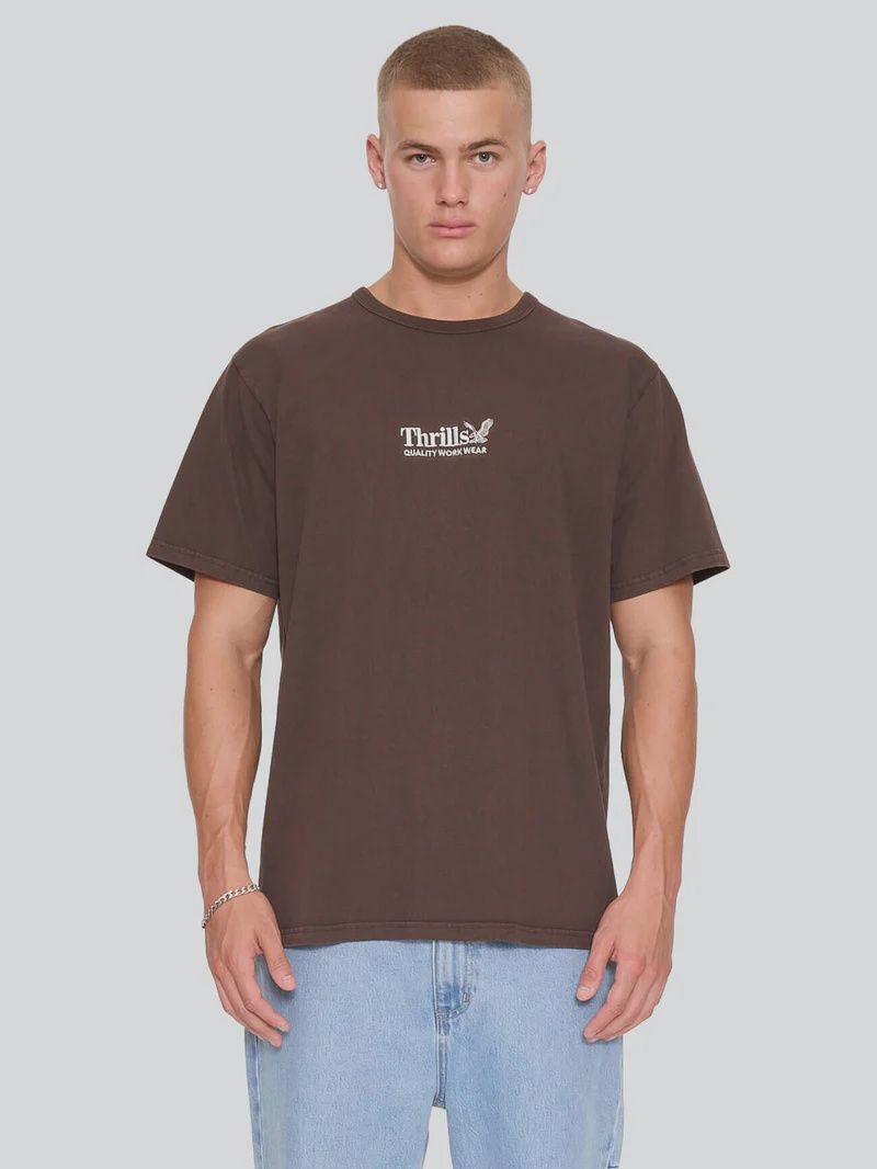 THRILLS MENS THRILLS WORKWEAR EMBRO MERCH TEE - POSTAL BROWN