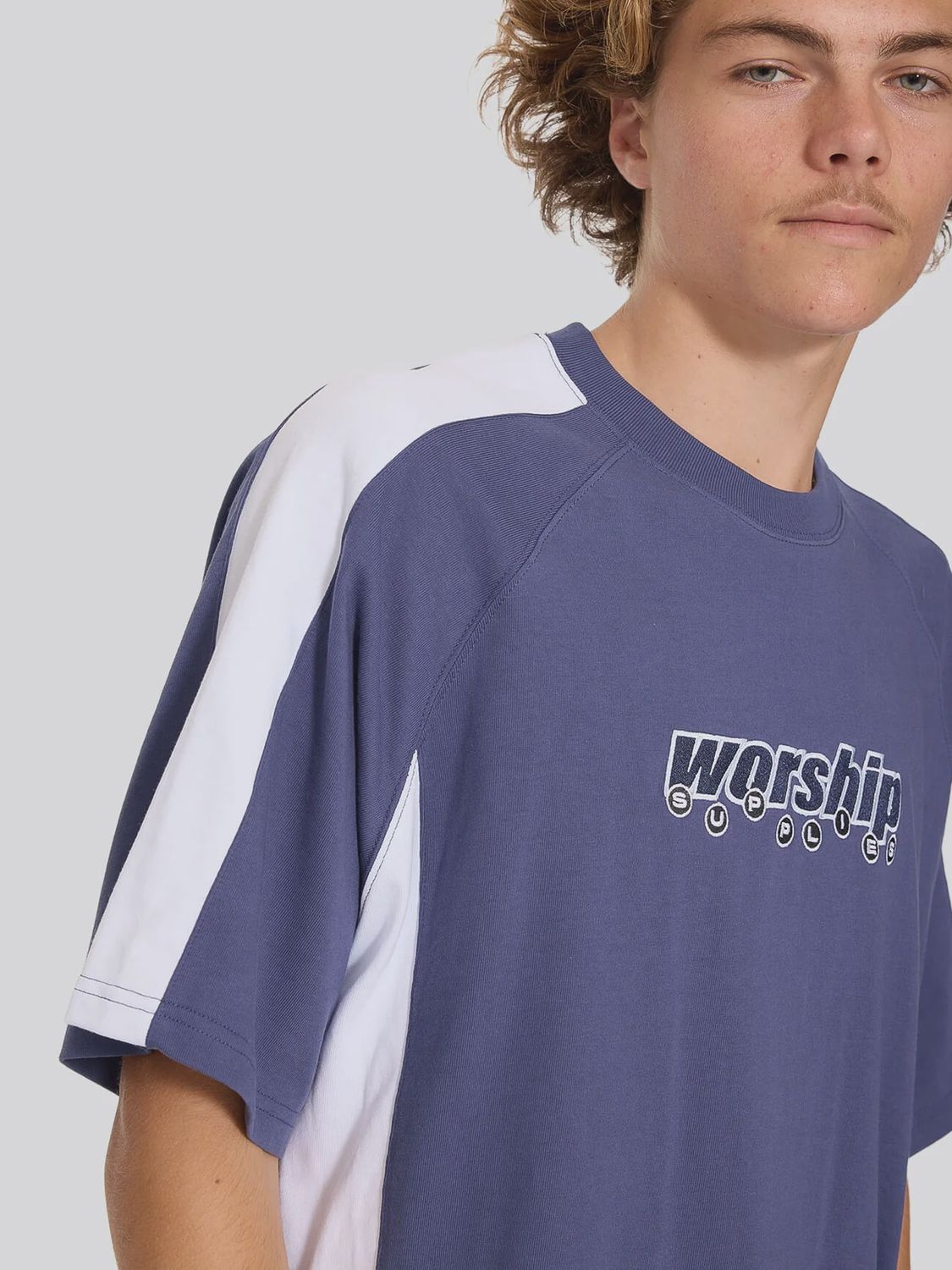WORSHIP MENS LINE STEPPER BOX CROP RAGLAN TEE - CROWN BLUE