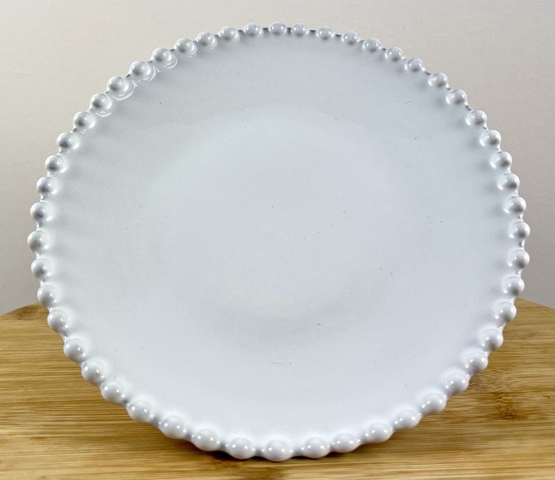 klein wit bord met mooie details en parels