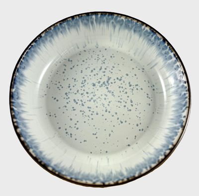 Blauw diep bord van Lavandoux met lichte binnenzijde en subtiele blauwe details