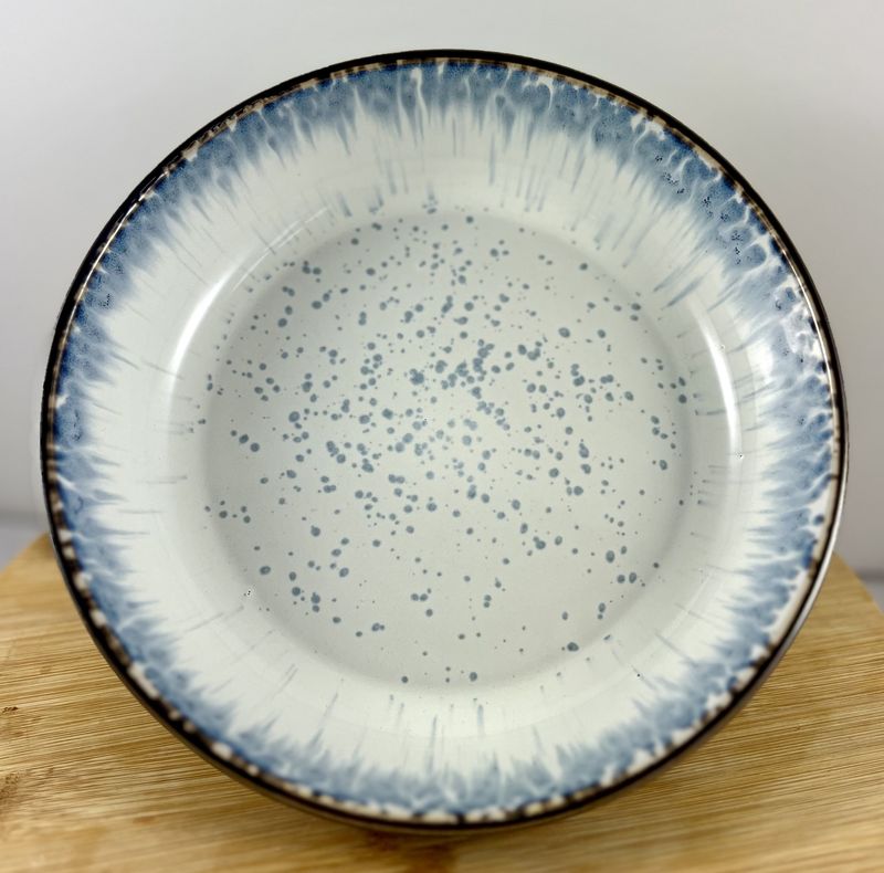 Blauw diep bord van Lavandoux met lichte binnenzijde en subtiele blauwe details