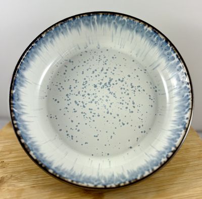 Blauw diep bord van Lavandoux met lichte binnenzijde en subtiele blauwe details