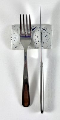 Witte besteklegger met blauwe splash van Enry Hands