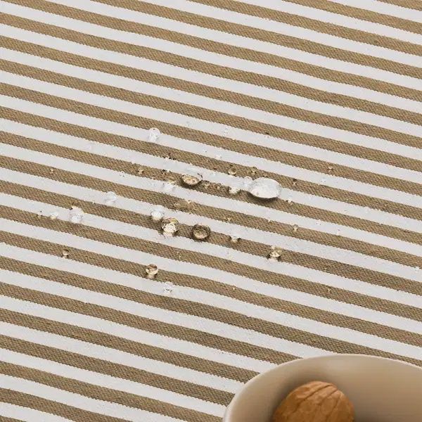 tafelkleed gestreept wit taupe bruin met vlekbestendige coating voor binnen en buiten