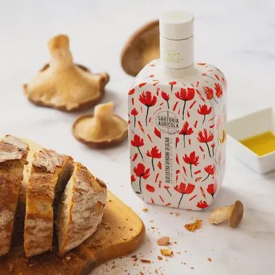 Olijfolie extra vergine in fles met rode poppy bloemen