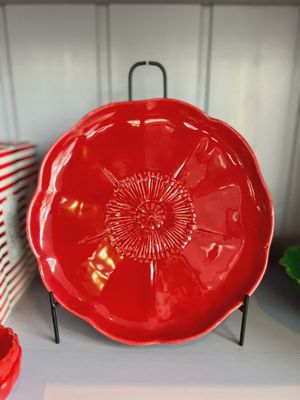 Keramieken rood bord met papaver