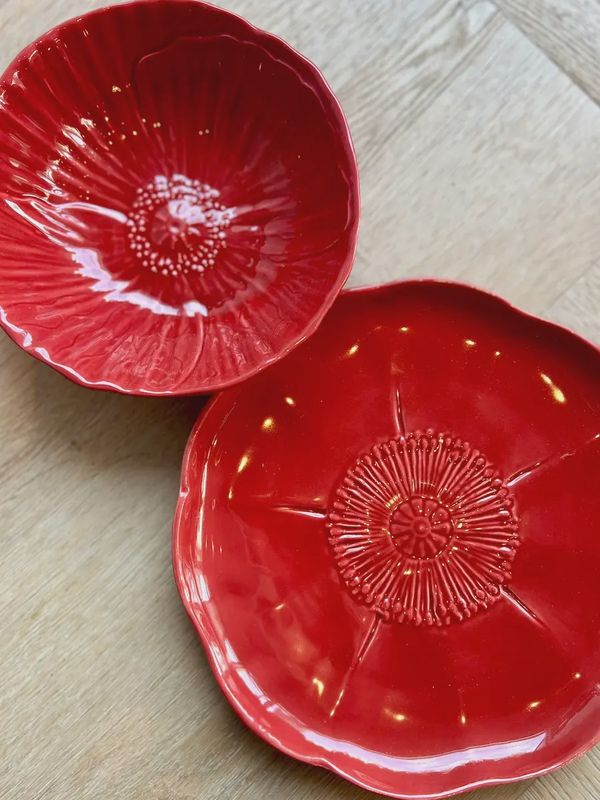 Keramieken rood bord met papaver en bijpassende schaal