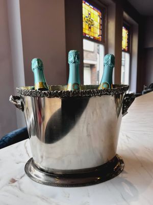 Zilveren champagnekoeler voor minimaal drie flessen