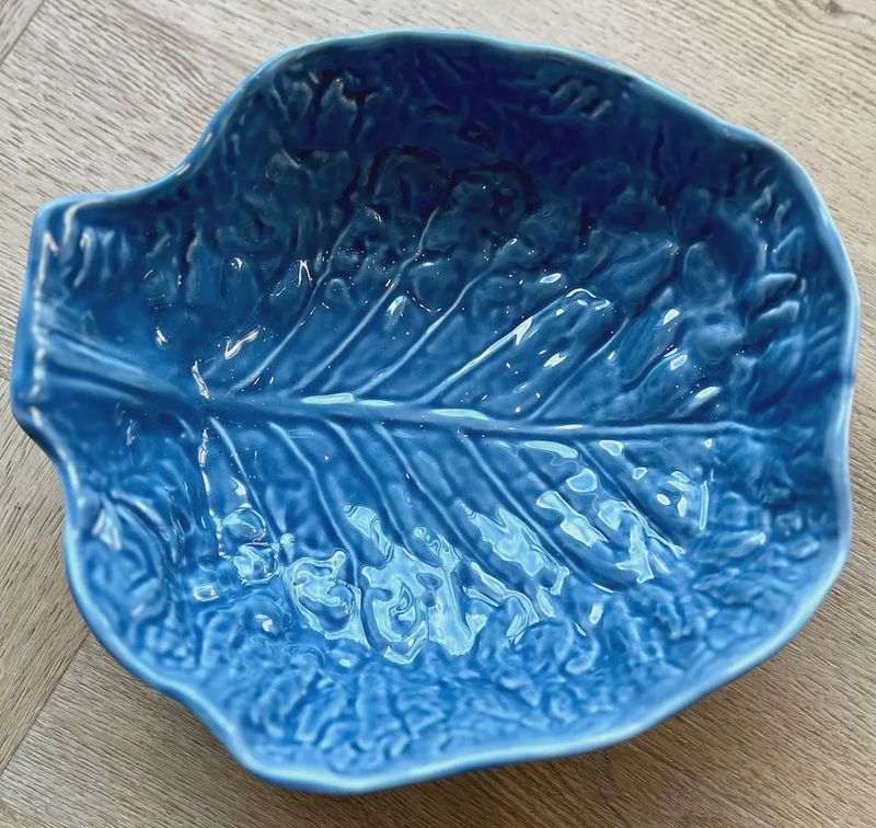 Grote schaal in bladvorm blauw