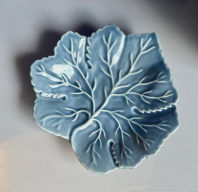 Klein schaaltje in denimblauwe kleur in vorm van een wijnblad