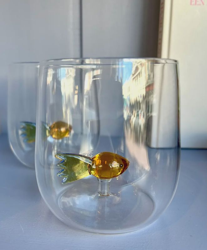 Waterglas met klein visje
