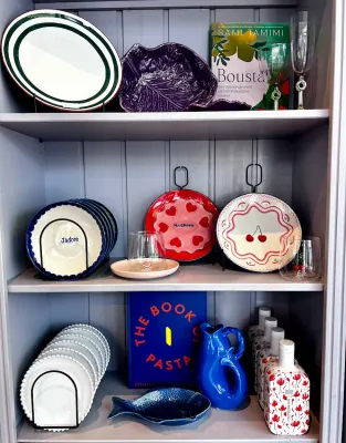 servies collectie borden kommen en schalen voor gedekte tafel