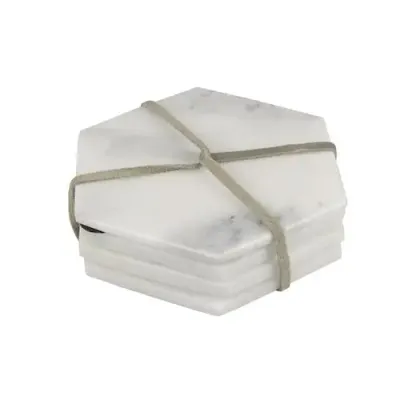 onderzetters voor glazen en kopjes op tafel