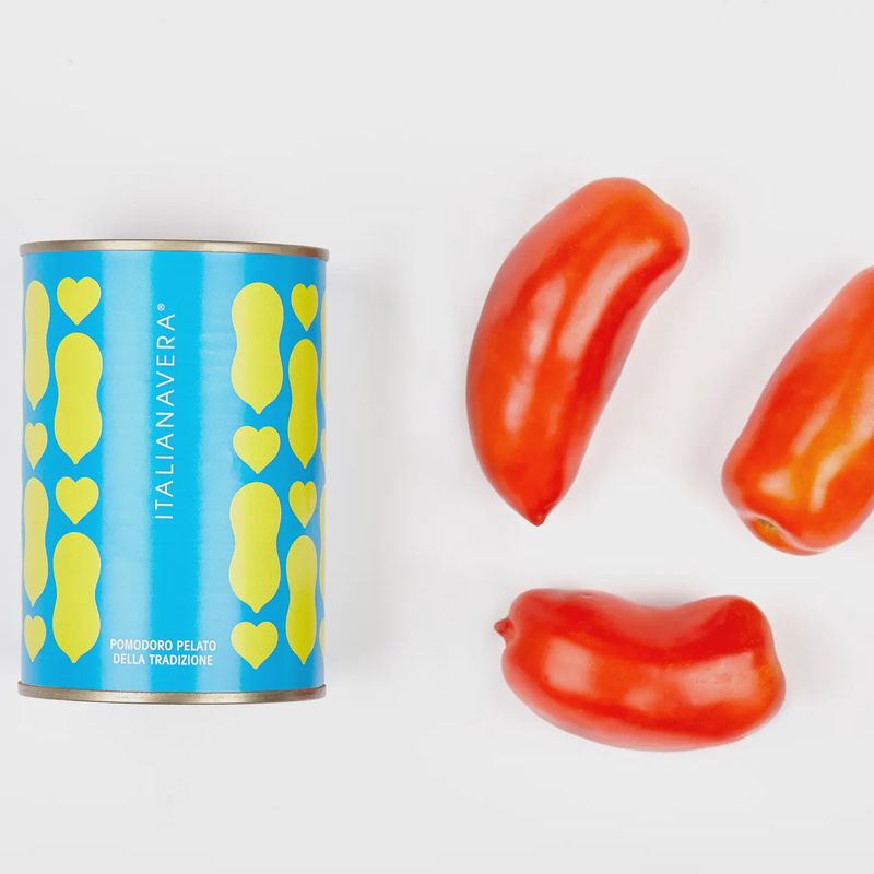 Blik gepelde tomaten uit Italië in keuken