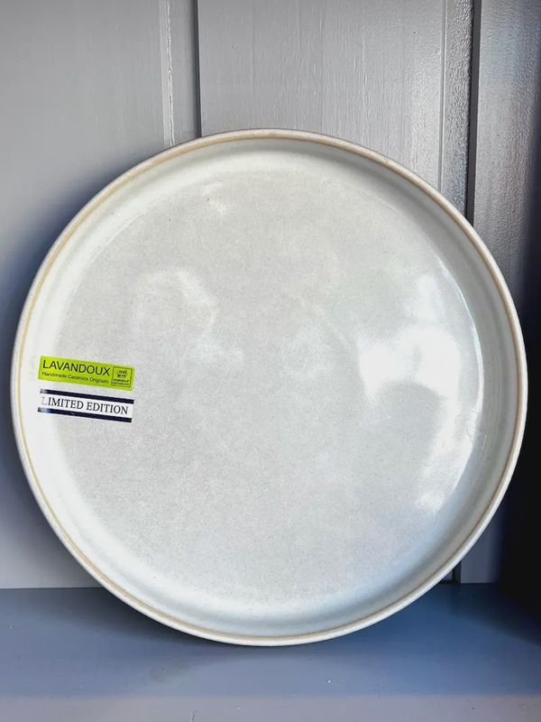 Beige ontbijtbord van aardewerk van Lavandoux met subtiel reactief glazuur