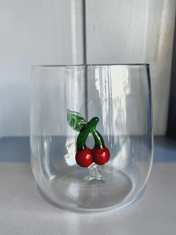 Transparant waterglas met handgemaakte kers in het glas 315 ml