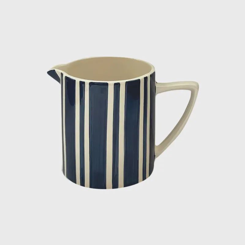Blauw gestreepte karaf van keramiek