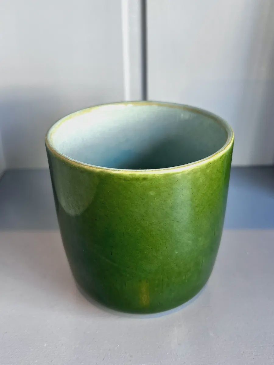 Groene cappuccino mok van Lavandoux van steengoed met reactief glazuur