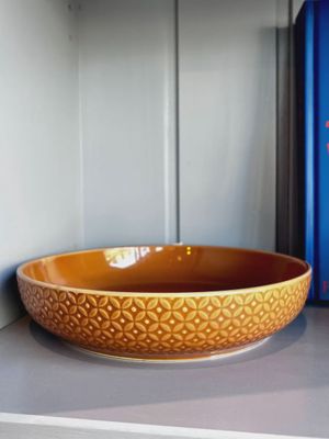 Terracotta diep bord van Lavandoux met glad glazuur aan de binnenkant en reliëf aan de buitenzijde