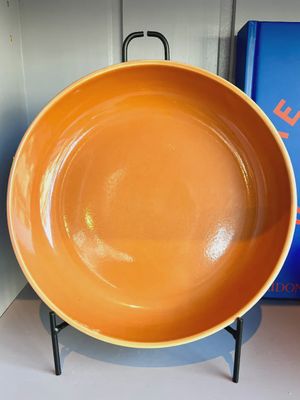 Terracotta diep bord van Lavandoux met glad glazuur aan de binnenkant en reliëf aan de buitenzijde