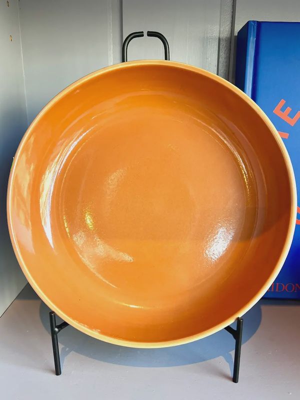 Terracotta diep bord van Lavandoux met glad glazuur aan de binnenkant en reliëf aan de buitenzijde